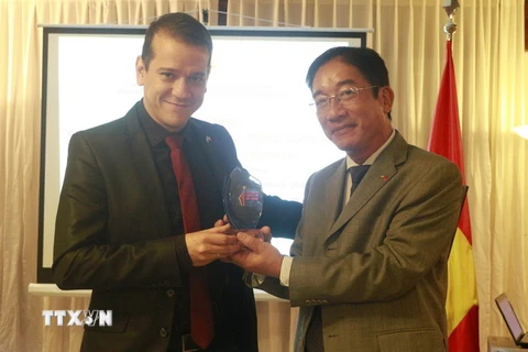 Đại sứ Việt Nam tại Brasil Đỗ Bá Khoa trao giải thưởng cho ông William Gsiant. (Nguồn: TTXVN)