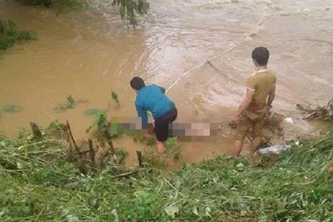 Thái Nguyên: Ôtô chở 4 người trong một gia đình bị lũ cuốn trôi