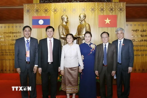 Chủ tịch Quốc hội Việt Nam Nguyễn Thị Kim Ngân và Chủ tịch Quốc hội Lào Pany Yathotou với các đại biểu. (Ảnh: Văn Điệp/TTXVN)