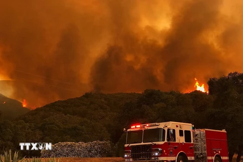 Lực lượng cứu hỏa dập lửa cháy rừng tại Santa Barbara, California, Mỹ. (Nguồn: EPA/TTXVN)