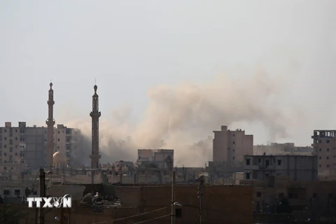 Khói bốc lên sau một cuộc giao tranh ở quận al-Sinaa, phía Đông thành phố Raqa. (Nguồn: AFP/TTXVN)