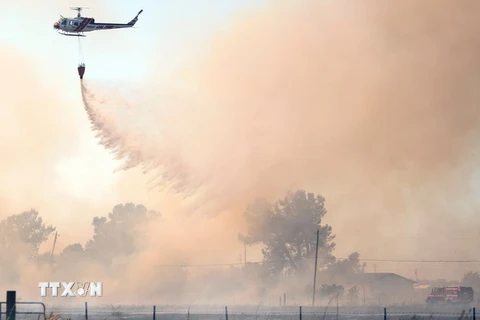 Trực thăng tham gia dập lửa cháy rừng ở hạt Butte, bang California. (Nguồn: AFP/TTXVN)