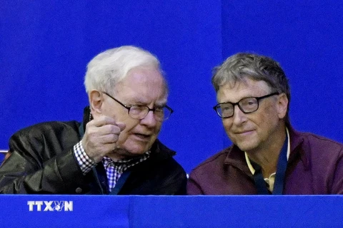 Tỷ phú người Mỹ Warren Buffett (trái) và tỷ phú công nghệ Bill Gates. (Nguồn: EPA/TTXVN)