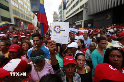 Những người ủng hộ Chính phủ Venezuela tuần hành sau khi chiến dịch tranh cử vào Quốc hội lập hiến được khởi động ở Caracas. (Nguồn: THX/TTXVN)