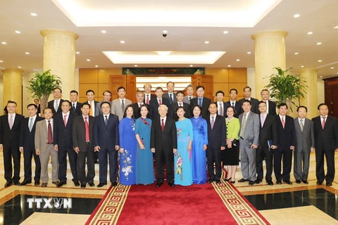 Tổng Bí thư Nguyễn Phú Trọng chụp ảnh chung với các đại biểu. (Ảnh: Trí Dũng/TTXVN)