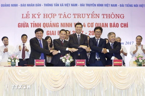 Lễ ký hợp tác truyền thông giữa tỉnh Quảng Ninh với bốn cơ quan báo chí. (Ảnh: Doãn Tấn/TTXVN)