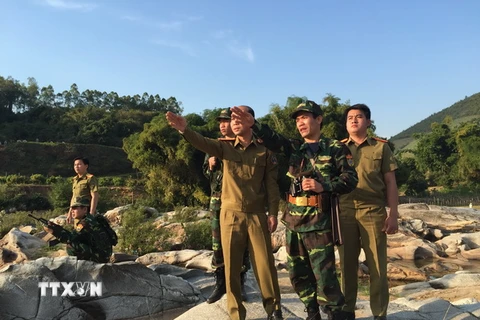 Một buổi tuần tra biên giới của lực lượng biên phòng hai nước Việt Nam-Lào. (Ảnh: Lê Hữu Quyết/TTXVN)