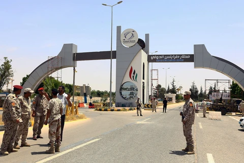 Binh lính GNA làm nhiệm vụ tại lối vào sân bay Tripoli. (Nguồn: AFP)