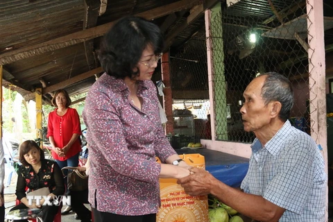 Phó Chủ tịch nước Đặng Thị Ngọc Thịnh thăm, tặng quà ông Nguyễn Văn Ước (từng bị địch bắt tù đày từ năm 1959-1975). (Ảnh: Tiến Lực/TTXVN)