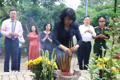 Phó Chủ tịch nước thắp hương tại mộ Nhà yêu nước Nguyễn An Ninh. (Ảnh: Tiến Lực/TTXVN)