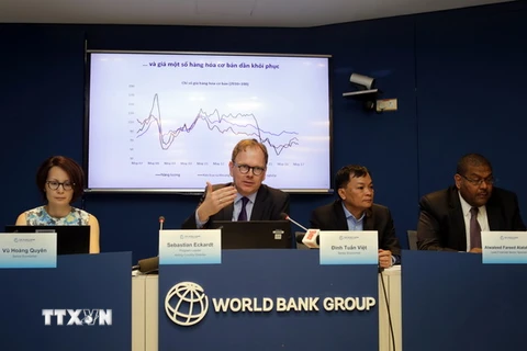 Ông Sebastian Eckardt, Chuyên gia kinh tế trưởng, Quyền Giám đốc quốc gia WB tại Việt Nam trình bày báo cáo tại lễ công bố. (Ảnh: Trần Việt/TTXVN)