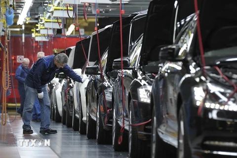 Những chiếc ôtô S-class trong dây chuyền sản xuất ở giai đoạn cuối tại nhà máy sản xuất của Mercedes-Benz ở Sindelfingen, Tây Nam Đức. (Nguồn: AFP/TTXVN)