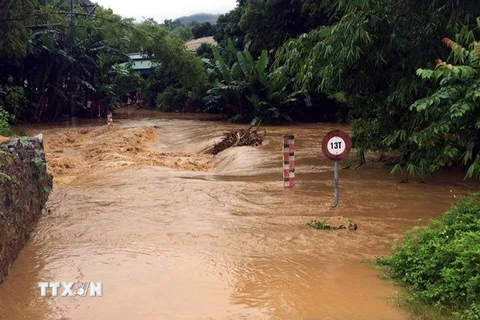 Lũ tràn qua đập tràn tại thị trấn Nà Phặc, huyện Ngân Sơn. (Ảnh: Đức Hiếu/TTXVN)