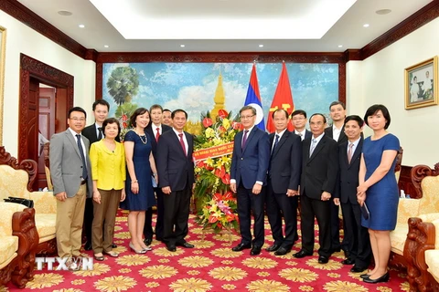Thứ trưởng thường trực Bộ Ngoại giao Bùi Thanh Sơn với Đại sứ Lào Thongsavanh Phomvihane và cán bộ, nhân viên Đại sứ quán Lào tại Việt Nam. (Nguồn: TTXVN)