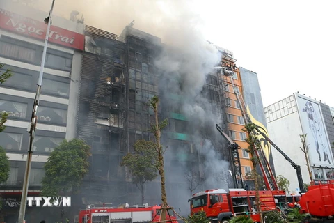 Hiện trường nơi xảy ra cháy tại phố Trần Thái Tông. (Ảnh: Doãn Tấn/TTXVN)