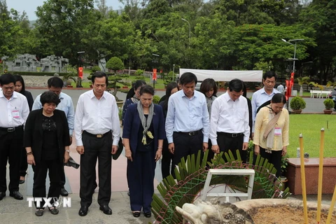 Chủ tịch Quốc hội Nguyễn Thị Kim Ngân đến đặt vòng hoa, dâng hương tưởng niệm các Anh hùng Liệt sỹ tại Nghĩa trang Hàng Dương. (Ảnh: Trọng Đức/TTXVN)