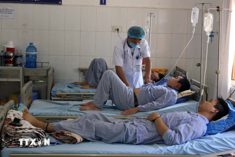 Bác sỹ Bệnh viện Đa khoa tỉnh Sơn La thăm khám và điều trị cho các bệnh nhân bị ngộ độc do ăn nấm. (Ảnh: Diệp Anh/TTXVN)