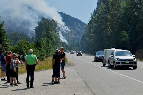 Người dân phải sơ tán do cháy rừng lan rộng. (Nguồn: Reuters)