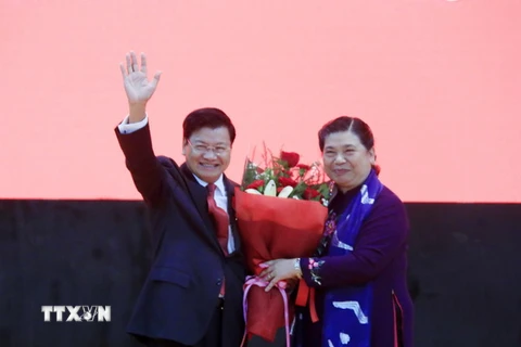 Phó Chủ tịch Thường trực Quốc hội Tòng Thị Phóng tặng hoa cho Thủ tướng Thongloun Sisoulith. (Ảnh: Phạm Kiên/TTXVN)