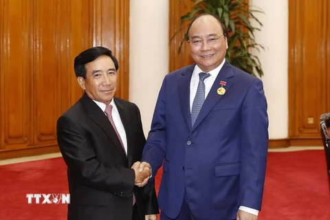 Thủ tướng Nguyễn Xuân Phúc tiếp Phó Chủ tịch nước Lào Phankham Viphavanh. (Ảnh: Thống Nhất/TTXVN)