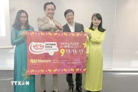 Đại sứ Việt Nam tại Nhật Bản Nguyễn Quốc Cường và Thống đốc Kuroiwa Yuji giới thiệu về Lễ hội Việt Nam tại tỉnh Kanagawa. (Ảnh: Thành Hữu/TTXVN)