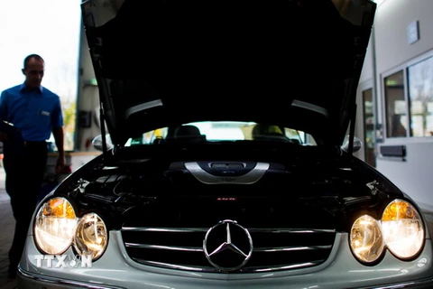Ôtô Mercedes-Benz thuộc tập đoàn Daimler được kiểm tra kỹ thuật tại Hildesheim, miền Bắc Đức. (Nguồn: AFP/TTXVN)