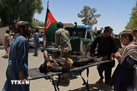 Chuyển nạn nhân trong một vụ đánh bom xe ở Lashkar Gah, thủ phủ tỉnh Helmand. (Nguồn: AFP/TTXVN)