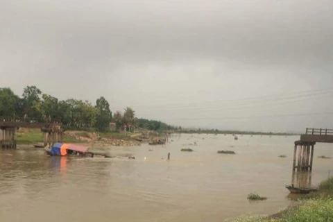 Thanh Hóa: Tàu chở cát đâm sập cầu bắc qua sông Yên