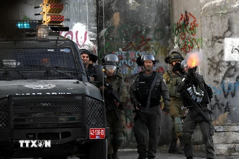 Binh sỹ Israel gác tại khu vực Bethlehem thuộc Bờ Tây khi xảy ra xung đột với những người biểu tình Palestine. (Nguồn: EPA/TTXVN)