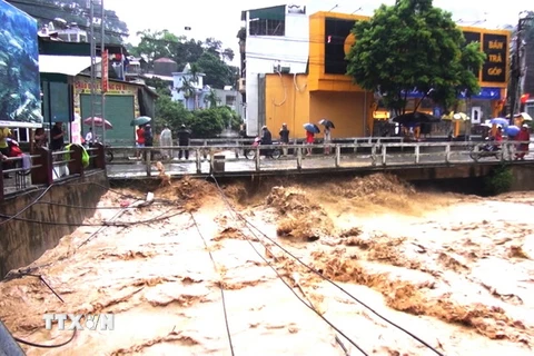 Mưa lớn khiến mực nước ở suối thị trấn Vinh Quang, huyện Hoàng Su Phì, tỉnh Hà Giang dâng cao. (Ảnh: Đức Long/TTXVN)