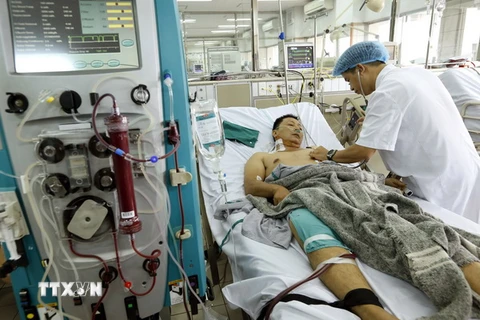 Bệnh viện Bạch Mai cấp cứu điều trị cho bệnh nhân trong sự cố y khoa khi đang chạy thận nhân tạo tại Bệnh viện đa khoa tỉnh Hòa Bình. (Ảnh: Dương Ngọc/TTXVN)