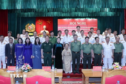 Chủ tịch Quốc hội Nguyễn Thị Kim Ngân chụp ảnh chung với các đại biểu. (Ảnh: Trọng Đức/TTXVN)