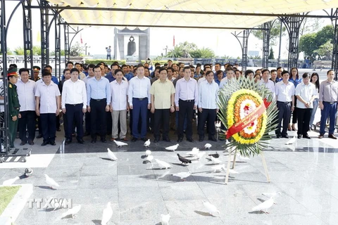 Đoàn đại biểu Đảng ủy Khối các cơ quan Trung ương đến dâng hương viếng các Anh hùng liệt sỹ tại Nghĩa trang liệt sỹ Quốc gia Đường 9. (Ảnh: Văn Điệp/TTXVN)
