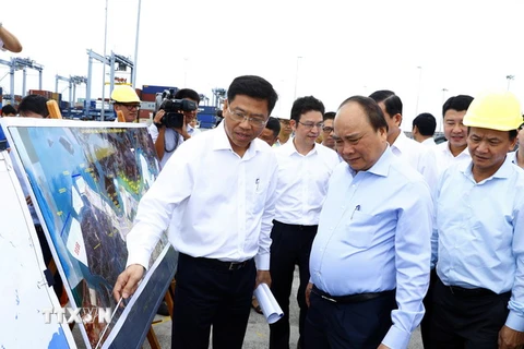 Thủ tướng Nguyễn Xuân Phúc đến thăm và làm việc tại Cảng Quốc tế Cái Mép. (Ảnh: Thống Nhất/TTXVN)