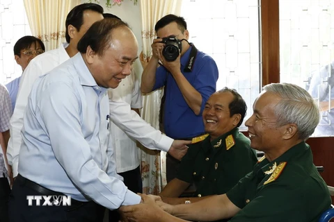 Thủ tướng Nguyễn Xuân Phúc đến thăm và tặng quà tại Trung tâm điều dưỡng Thương binh Long Đất. (Ảnh: Thống Nhất/TTXVN)