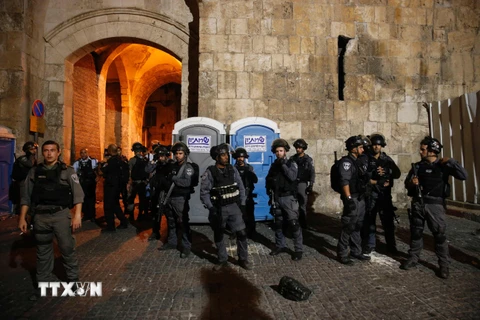Lực lượng an ninh Israel gác tại lối vào đền thờ Al-Aqsa ở Jerusalem. (Nguồn: AFP/TTXVN)
