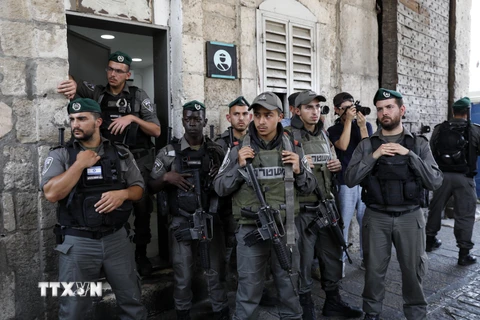 Cảnh sát Israel gác tại khu vực đền thờ Al-Aqsa ở Jerusalem. (Nguồn: EPA/TTXVN)