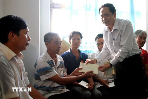 Chủ tịch Trần Thanh Mẫn đến thăm, tặng quà cho gia đình chính sách, gia đình có công với cách mạng ở xã Thạnh Xuân, huyện Châu Thành A, tỉnh Hậu Giang. (Ảnh: Duy Khương/TTXVN) 