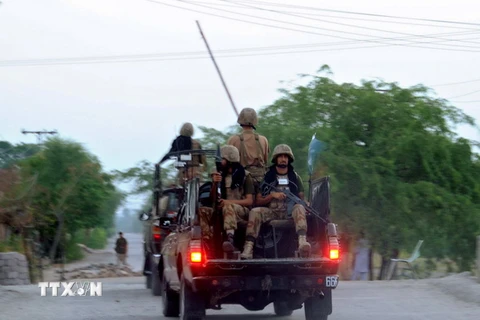 Lực lượng an ninh Pakistan tuần tra tại Jamrud thuộc khu vực Khyber. (Nguồn: EPA/TTXVN)