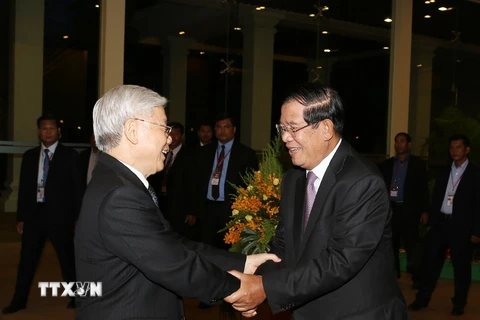 Thủ tướng Chính phủ Hoàng gia Campuchia Samdech Hun Sen đón Tổng Bí thư Nguyễn Phú Trọng. (Ảnh: Trí Dũng/TTXVN)