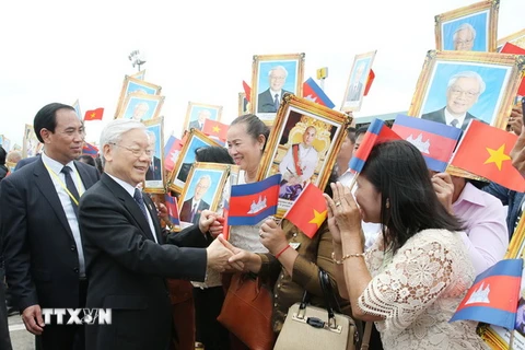 Tổng Bí thư Nguyễn Phú Trọng chia tay nhân dân tỉnh Preah Sihanouk dự Lễ tiễn tại sân bay quốc tế Sihanouk. (Ảnh: Trí Dũng/TTXVN)
