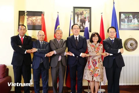 Đại sứ của sáu nước ASEAN tại Italy trong lễ bàn giao vị trí Chủ tịch ACR. (Ảnh: Quang Thanh/Vietnam+)