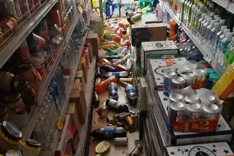 Hàng hóa trong một siêu thị ở thành phố Tùng Nguyên bị rơi đổ do động đất. (Nguồn: cgtn.com)