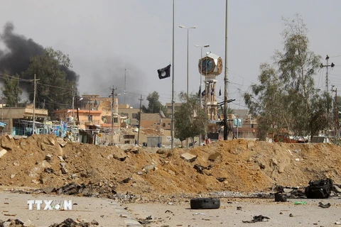 Cờ của IS được treo tại thị trấn Heet thuộc tỉnh Anbar. (Nguồn: AFP/TTXVN)
