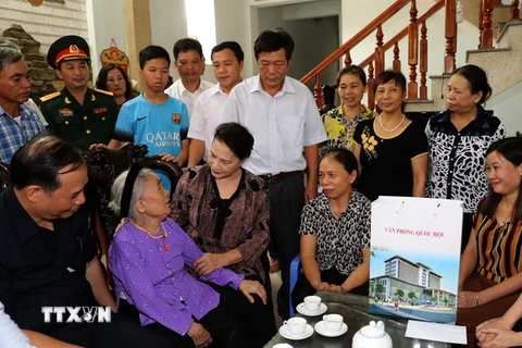 Chủ tịch Quốc hội Nguyễn Thị Kim Ngân tới thăm, tặng quà Mẹ Việt Nam Anh hùng Nguyễn Thị Thu. (Ảnh: Trọng Đức/TTXVN)