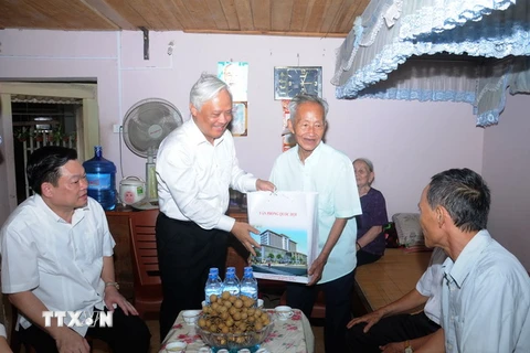 Phó Chủ tịch Quốc hội Uông Chu Lưu tặng quà gia đình ông Trần Văn Sinh. (Ảnh: Vũ Hoàng Giang/TTXVN)