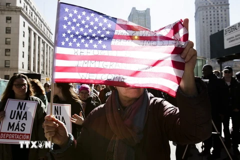 Người dân tham gia biểu tình phản đối lệnh cấm nhập cảnh mới của chính quyền Mỹ. (Nguồn: EPA/TTXVN)