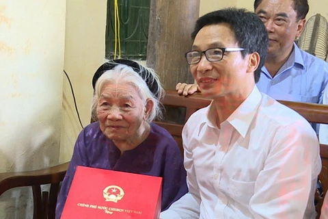 Phó Thủ tướng Vũ Đức Đam tặng quà, thăm hỏi Mẹ Việt Nam anh hùng Tạ Thị Ca. (Nguồn: hungyentv.vn)