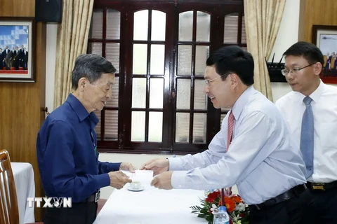 Phó Thủ tướng, Bộ trưởng Ngoại giao Phạm Bình Minh trao quà cho các đại biểu. (Ảnh: Văn Điệp/TTXVN)