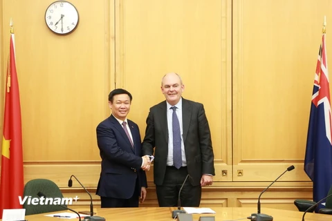 Phó Thủ tướng Vương Đình Huệ và Bộ trưởng Tài chính Steven Joyce tại Nhà Quốc hội New Zealand. (Ảnh: Khánh Linh/Vietnam+)